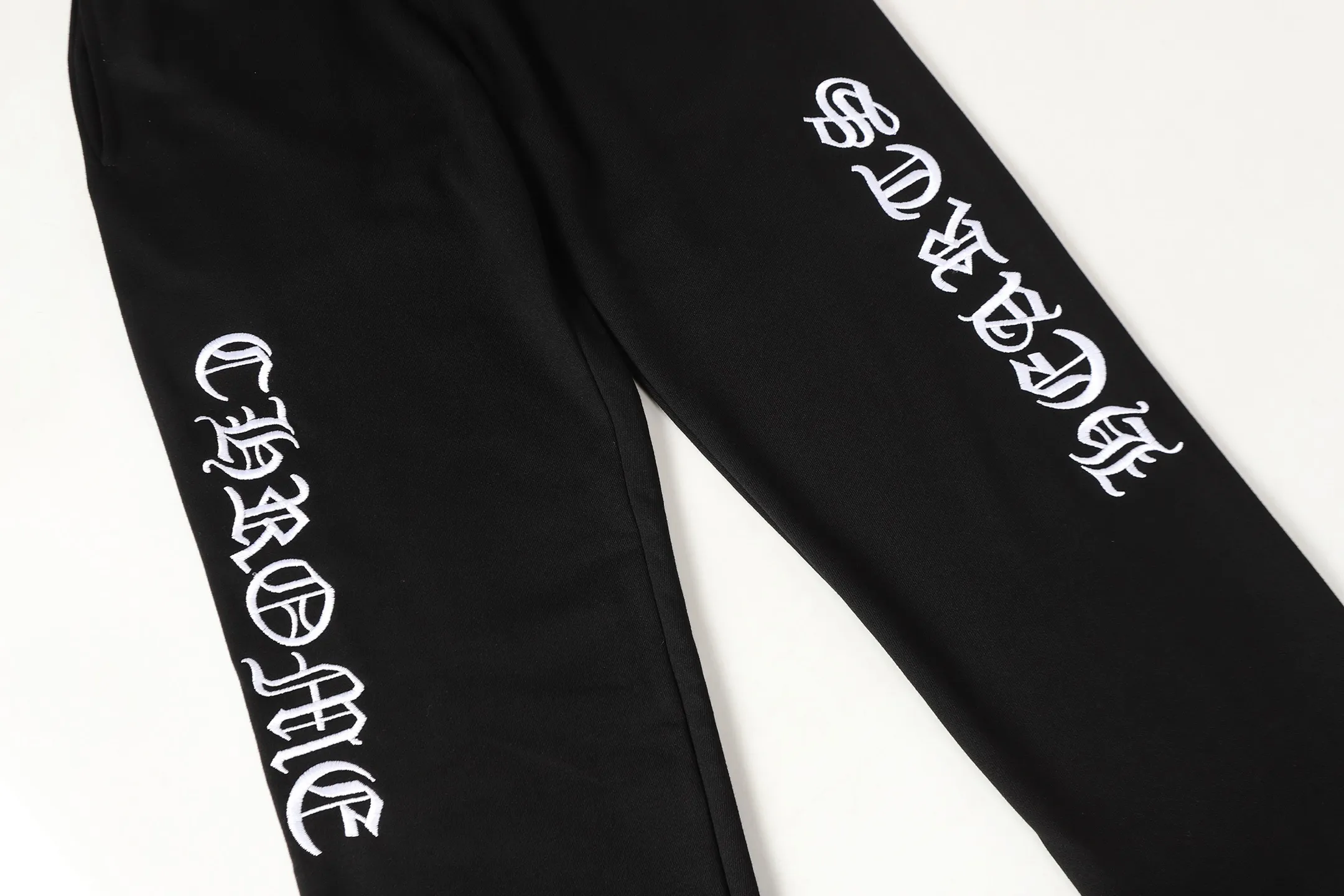 P280 #W5007 Cross-border model. Those who pursue quality should not place an order. -Chrome Hearts/Chrome Hearts Sanskrit letter embroidered trousers, casual pants and sweatpants -High weight, high density and high quality. The wool is soft, delicate and skin-friendly. It feels soft and silky. It has excellent warmth and skin-friendly properties.